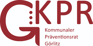 Logo des Kommunalen Präventionsrates Görlitz in weinroten Buchstaben.