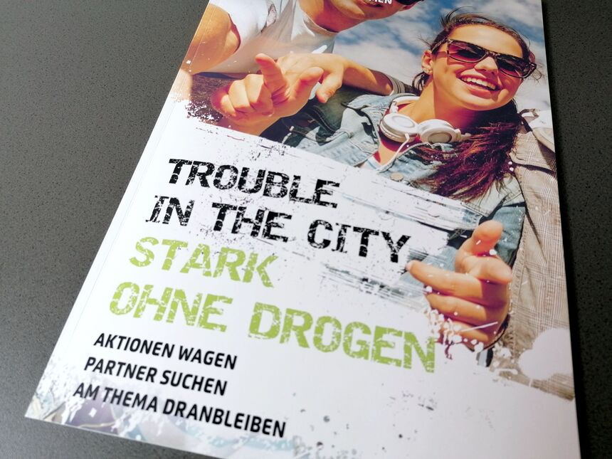 zeigt Foto von der Titelseite des Katalogs "Trouble in the City - Stark gegen Drogen"