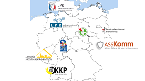 zeigt umrisse der Deutschlandkarte mit den Logos der jeweiligen Kommunalen Präventionsstrategie je nach Bundesland