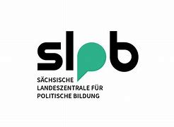Das Logo der Sächsischen Landeszentrale für politische Bildung wird mit grünen Buchstaben abgebildet.