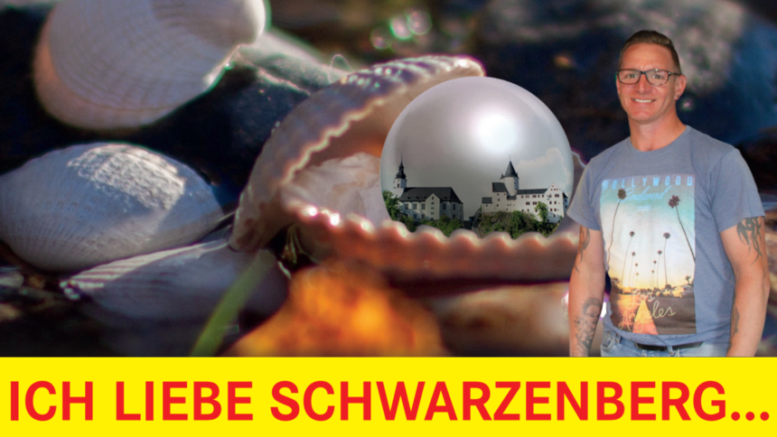 Marco Platzek auf der rechten Seite, in der Mitte eine Perle in einer Muschel mit der Spiegelung der Kirche/Burg von Schwarzenberg, darunter die Aufschrift: ich liebe Schwarzenberg