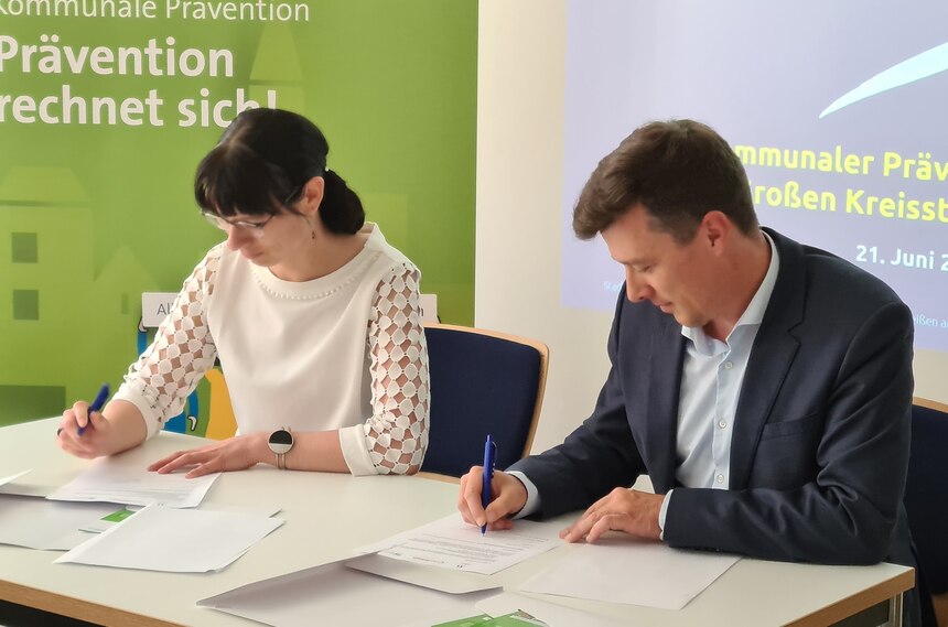 Unterzeichnung der Kooperationsvereinbarung, nebeneinander sitzend am Tisch Anja Herold Beckmann und Markus Renner während der Unterzeichnung