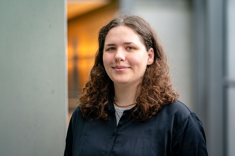 Portrait von Melissa Alisch, wie sie lächelnd in die Kamera blickt.