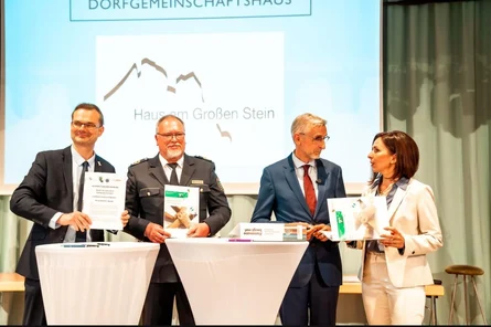 Vier Personen stehen und unterhalten sich.