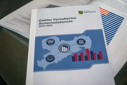 Zwei Exemplare des Berichtes mit Diagramme in Blautönen auf dem Deckblatt.
