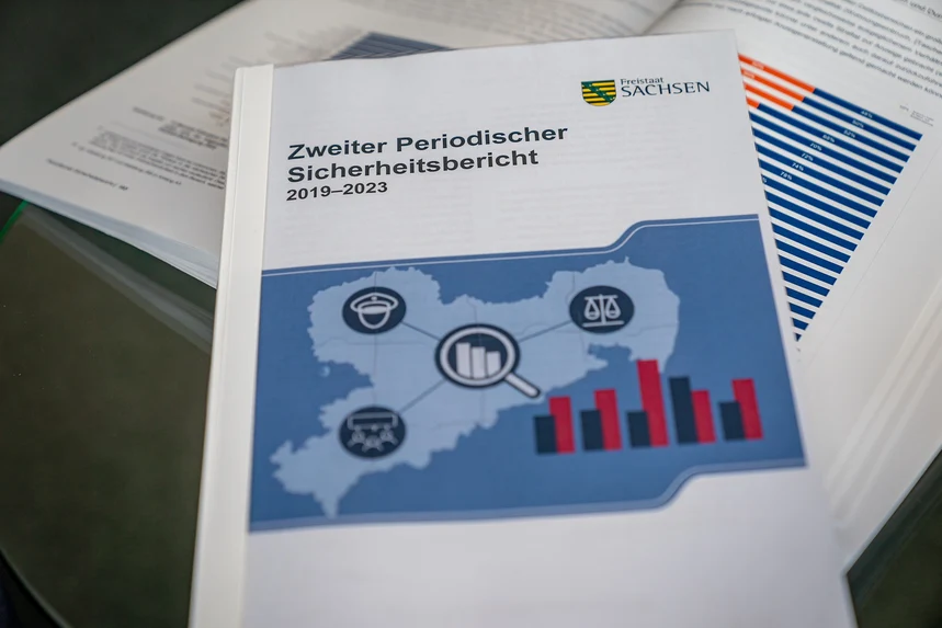 Zwei Exemplare des Berichtes mit Diagramme in Blautönen auf dem Deckblatt.