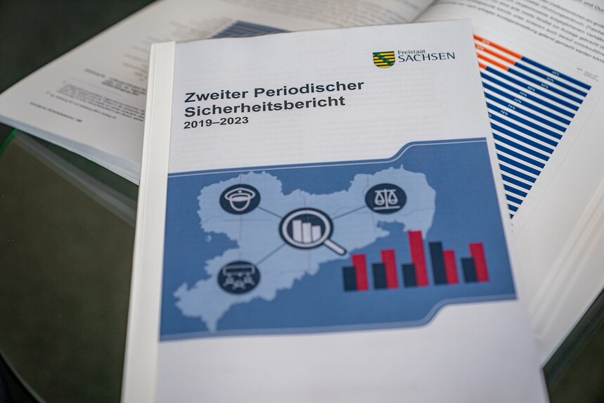 Zwei Exemplare des Berichtes mit Diagramme in Blautönen auf dem Deckblatt.