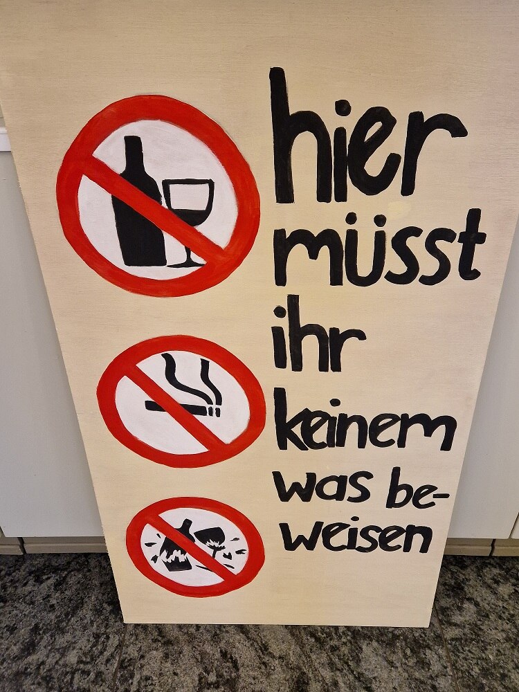 Plakat mit der Aufschrift "Hier müsst ihr keinem was beweisen."