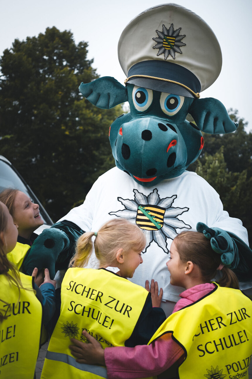 zeigt das Maskottchen der Polizei Sachsen: Poldi