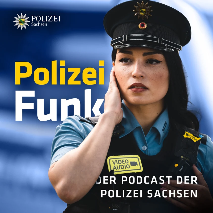 Eine dunkelhaarige Frau in Polizeiuniform hält sich die rechte Hand an das rechte Ohr. Daneben steht "Polizei Funk" und "Der Podcast der Polizei Sachsen". oben links ist das Logo der Polizei Sachsen.