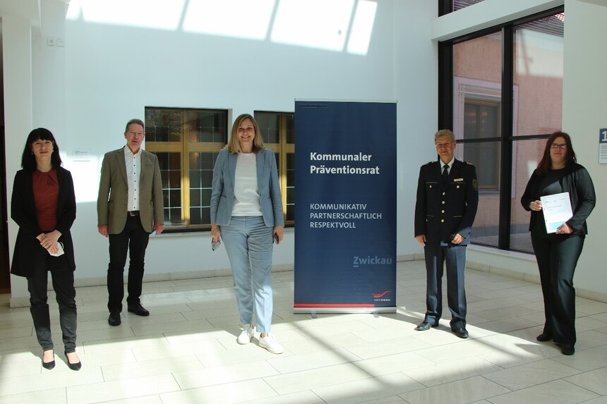 Anja Herold-Beckmann (Staatsministerium des Innern - Geschäftsstelle Landespräventionsrat), Jörg Feldmann (NKMG mbH), Oberbürgermeisterin Constance Arndt, Polizeipräsident Lutz Rodig und Nicola Niedernolte (Stabsstelle Kommunale Prävention, Stadtverwaltun