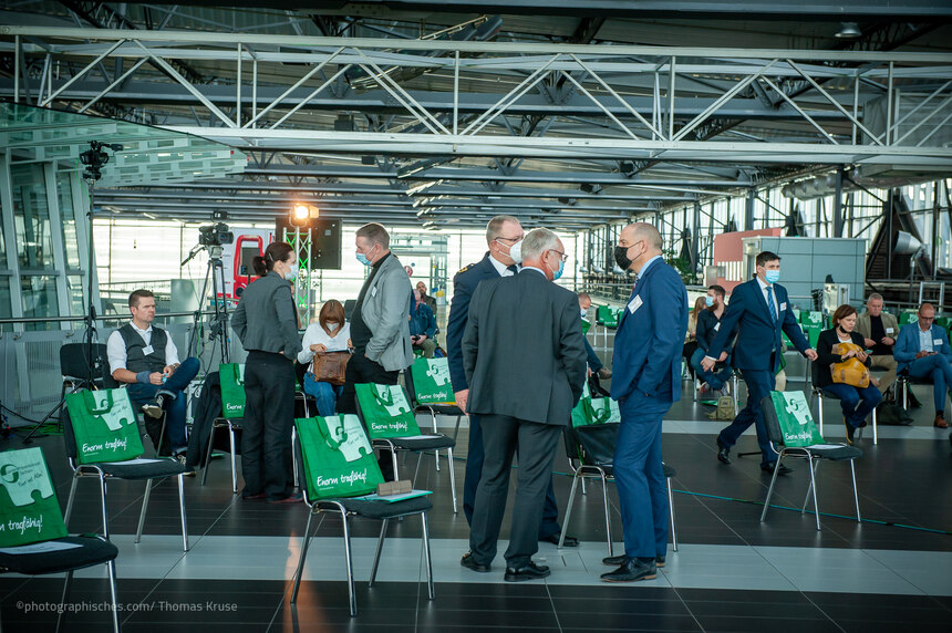 Der Amtschef des sächsischen Innenministeriums im Gespräch mit dem Geschäftsstellenleiter des Landespräventionsrates und dem Leiter der Polizeidirektion Görlitz.