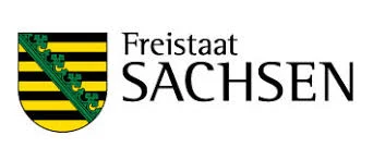 Wappen des Freistaates Sachsen und dem Schriftzug "Freistaat Sachsen".