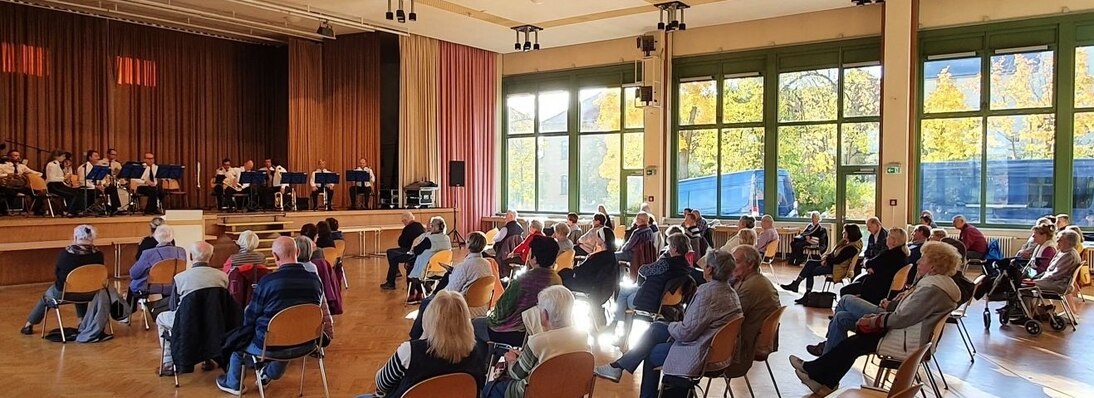 Das Orchester spielt immer noch nur ist die Perspektive gewechselt und man sieht den ganzen Raum.