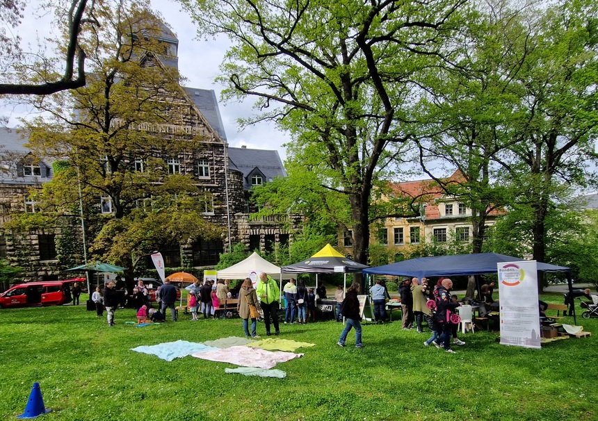 zeigt Personen auf einer Wiese bei der Veranstaltung