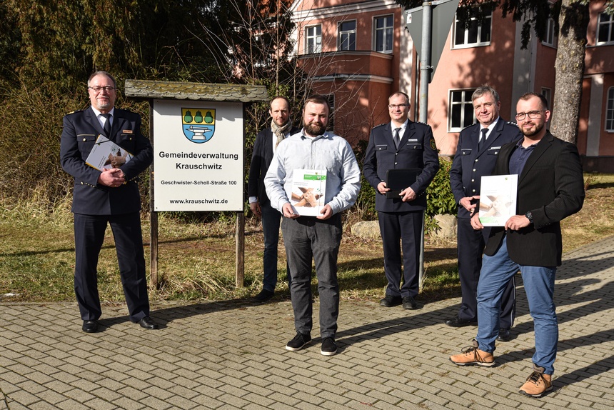 Polizeipräsident Manfred Weißbach, MdL Dr. Stephan Meyer, Bürgermeister Tristan Mühl, Erster Polizeihauptkommissar Berko Thomas, Erster Polizeihauptkommissar Uwe Horbaschk, Hans Tuschling vom Landespräventionsrat (v.l.n.r) 