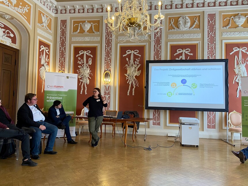 zeigt Teilnehmen Personen bei Vortrag von Dr. Cathleen Bochmann im Saal