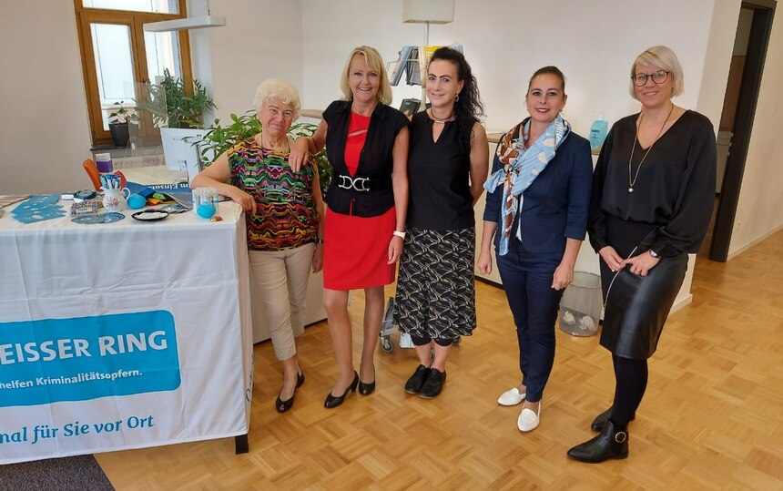 Fünf Damen stehen neben dem Infostand vom Weißen Ring e. V.