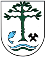 Das Wappen von Lohsa hat am unteren Teil Wellen, links darüber ist ein Fisch abgebildet und rechts zwei Hammer. In der Mitte ragt ein großer Baum in die Höhe
