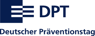 Logo des Deutschen Präventionstages "dpt" in dunkelblauer Schrift auf weißem Grund.