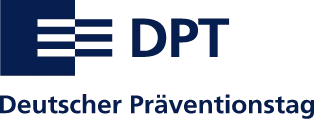 Logo des Deutschen Präventionstages "dpt" in dunkelblauer Schrift auf weißem Grund.