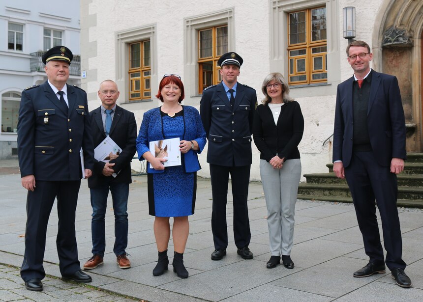 Zu sehen ist der Polizeidirektor Peter Langer links, neben ihm steht Torsten Kosuch vom Landespräventionsrat, Herr Steinke steht rechts daneben, danach folgt die Vizepräsidentin des sächscichen Landtages Andrea Dombois und ganz rechts der Innenminsiter 