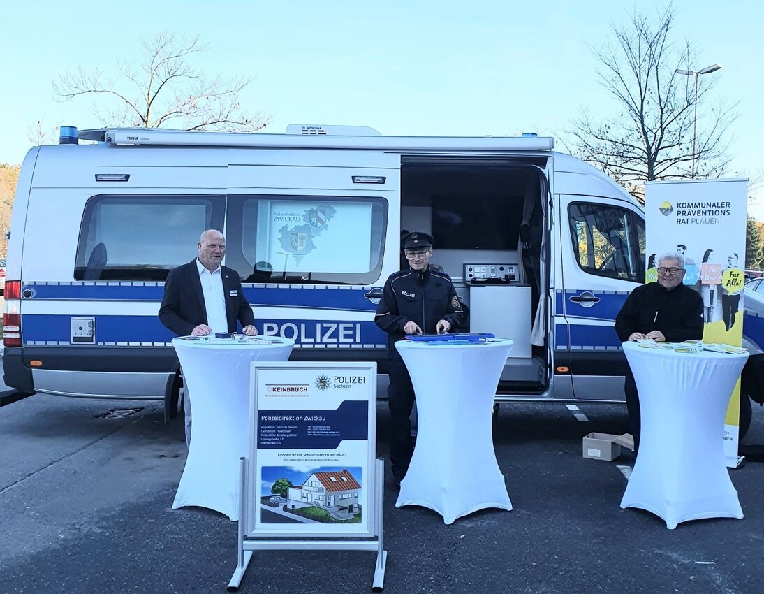 Vor einem Polizeiwagen steht links Volker Fleming, Berater des Fachdienstes Präventionder Polizeidirektion Zwickau. In der Mitte ist der Polizeihauptmeister Markus Meichsner in Unifrom zu erkennen. Ganz rechts steht Frank Zabel, vom KPR Plauen