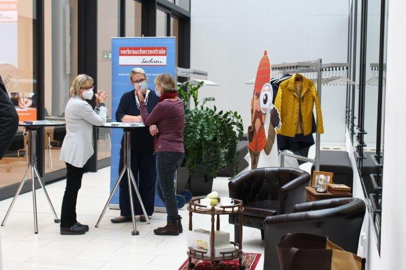 Sigrid Woitha und Eileen Becker von der Verbraucherzentrale Zwickau e.V.